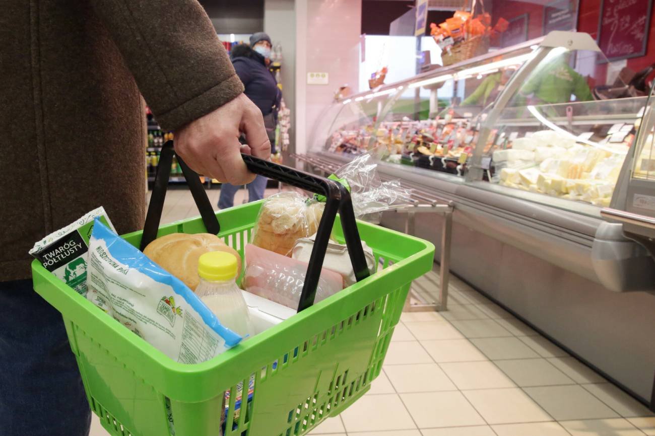 Zakupy spożywcze w sklepie
