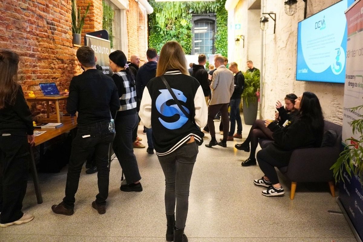 semWAW to konferencja i platforma inspiracji dla pasjonatów marketingu internetowego i start-upów. Kolejna odsłona wydarzenia odbędzie się 25 października 2024 roku (piątek) na Campusie Google w Centrum Praskim Koneser (Plac Konesera 10) w Warszawie.