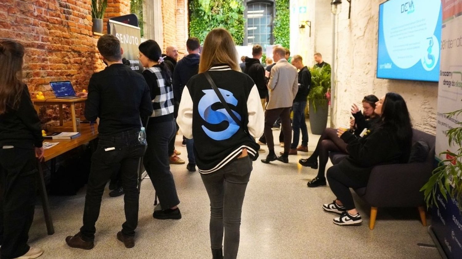 semWAW to konferencja i platforma inspiracji dla pasjonatów marketingu internetowego i start-upów. Kolejna odsłona wydarzenia odbędzie się 25 października 2024 roku (piątek) na Campusie Google w Centrum Praskim Koneser (Plac Konesera 10) w Warszawie.
