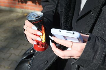 Prawie 36 proc. chłopców i ponad 27 proc. dziewczynek w wieku 10-17 lat regularnie pije napoje energetyczne.
