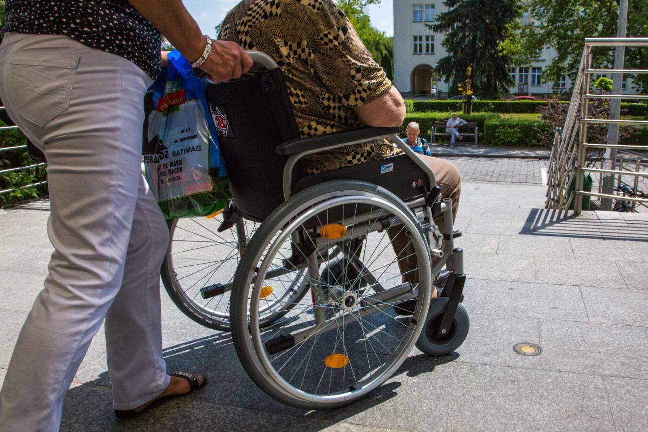 starsza osoba na wózku - wyjazd ze szpitala