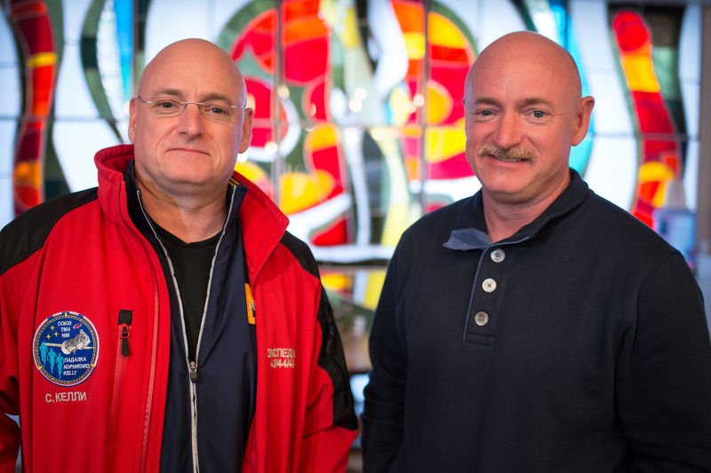 Astronauci bliźniacy. Z lewej Scott Kelly, który wyruszył na roczną misję kosmiczną. Z prawej jego brat, Mark Kelly.