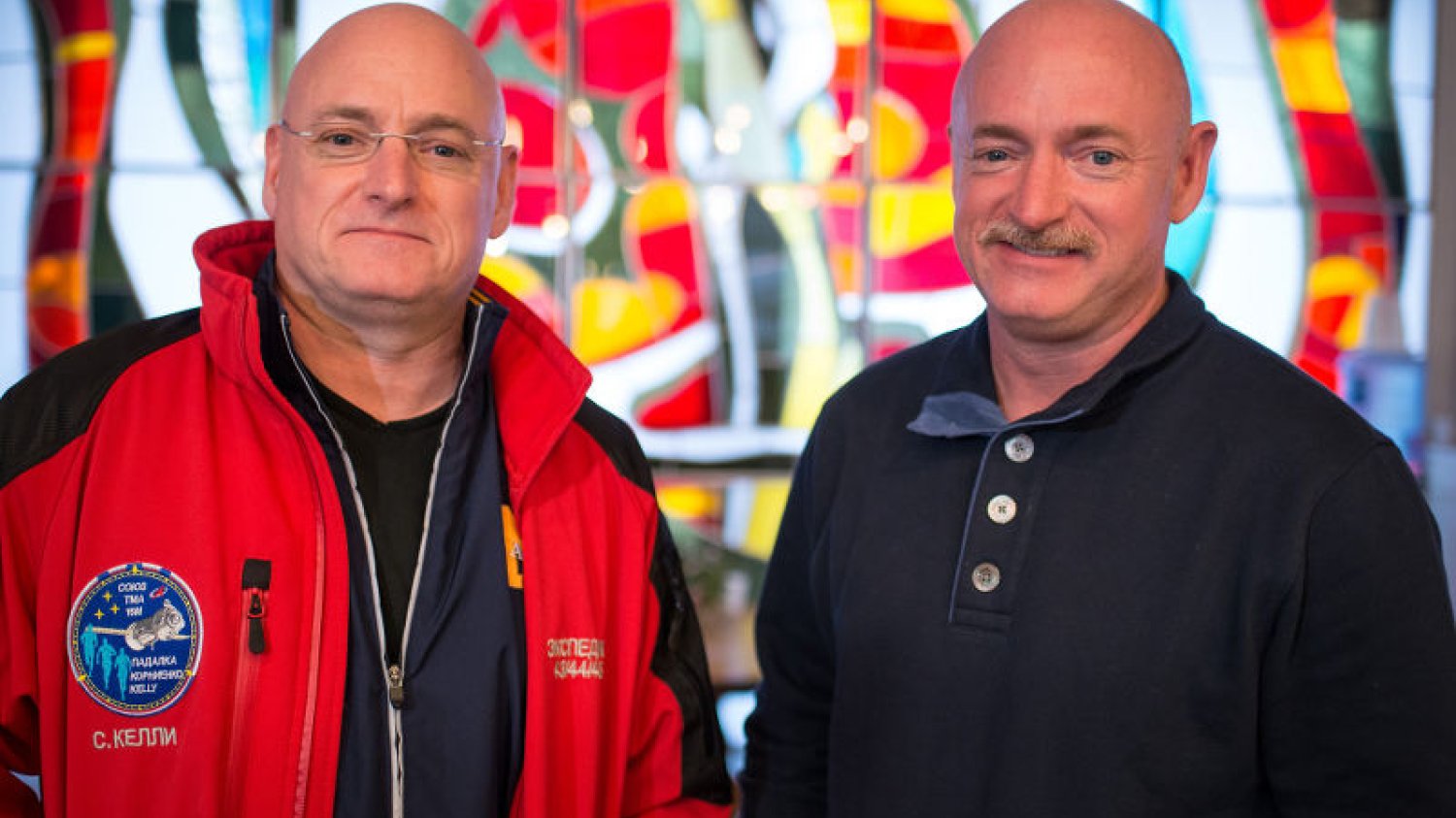 Astronauci bliźniacy. Z lewej Scott Kelly, który wyruszył na roczną misję kosmiczną. Z prawej jego brat, Mark Kelly.