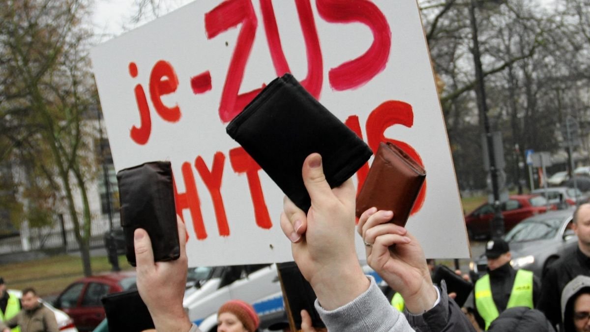 Przedsiębiorcy, szczególnie mikro i mali, od wielu lat demonstrują swoje niezadowolenie związane ze zbyt wysokimi składkami ZUS. Zdjęcie pochodzi z demonstracji pod sejmem z 2014 r.