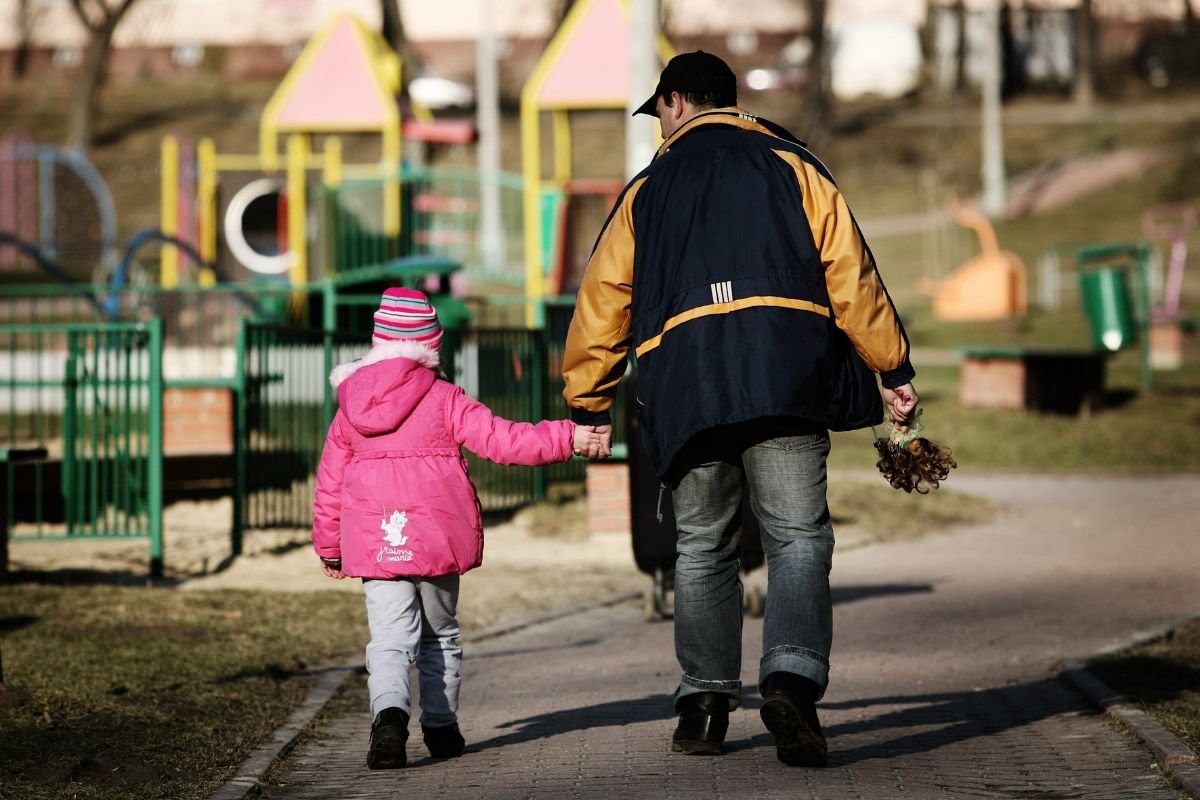 Samotni rodzice tracili 500+ przez zmianę w ustawie. NIK uznało, że było to niezgodne z konstytucją.