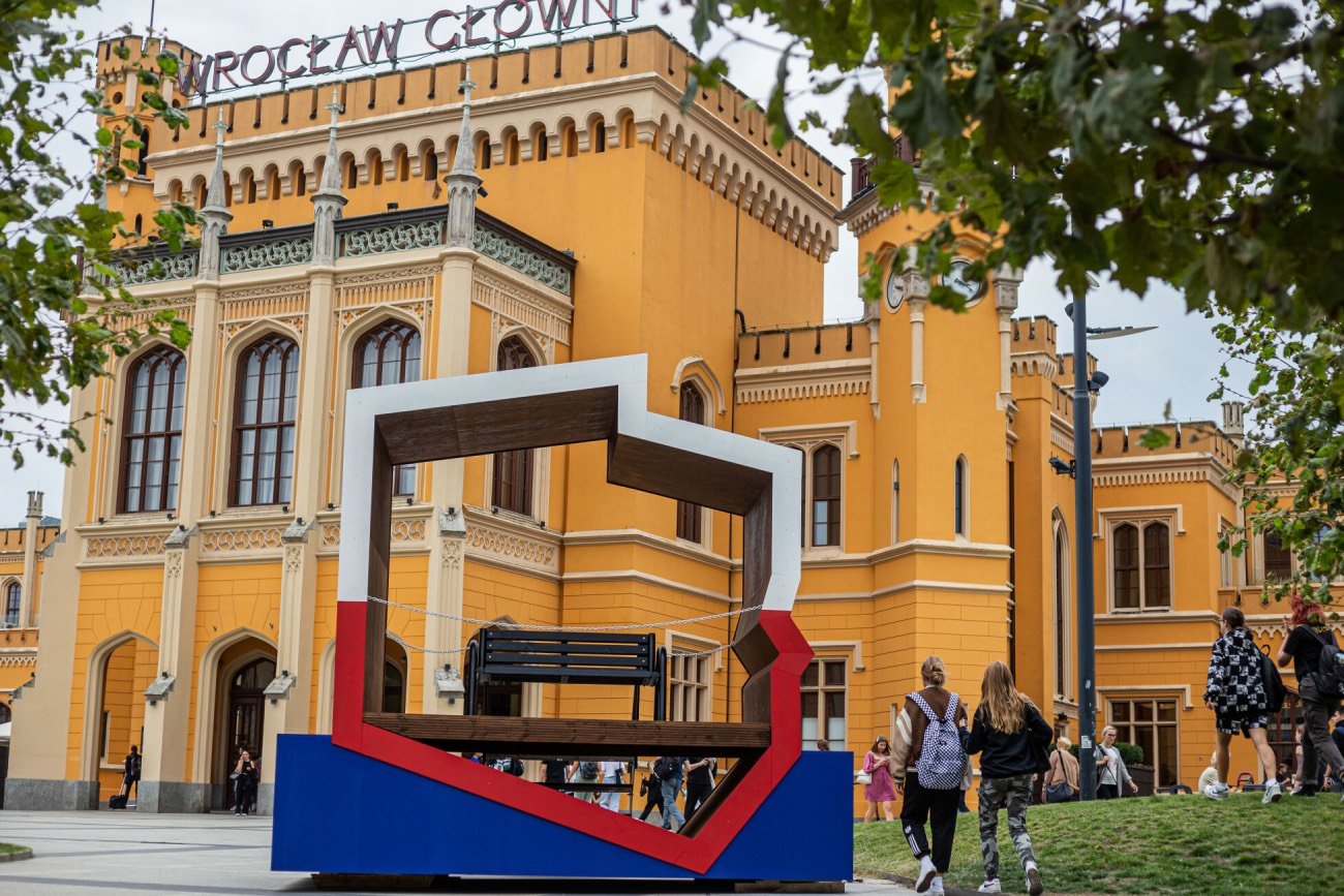 Patriotyczna ławka BGK przed dworcem głównym we Wrocławiu
