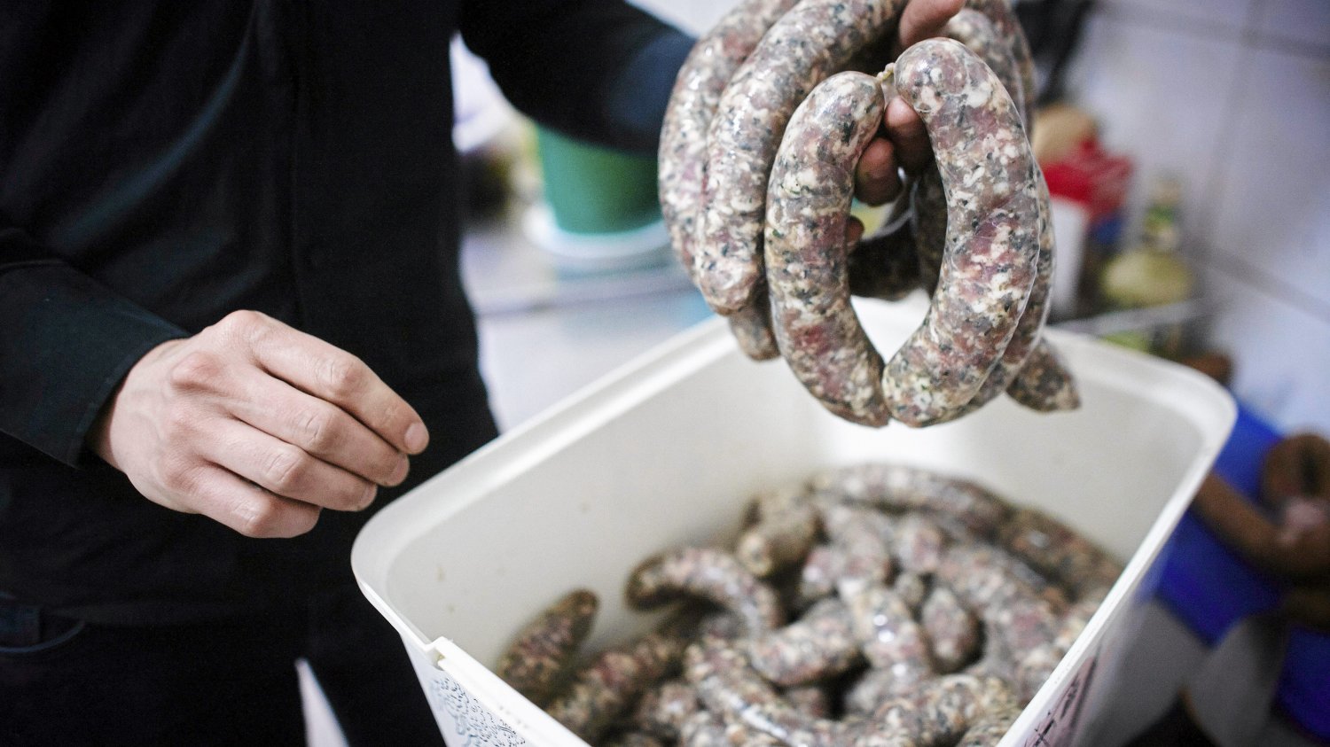 GIS ostrzega przed spożywaniem kiełbasy i mięsa mielonego Zakładu Przetwórstwa Mięsnego Kier. W produktach znaleziono pałeczki salmonelli.