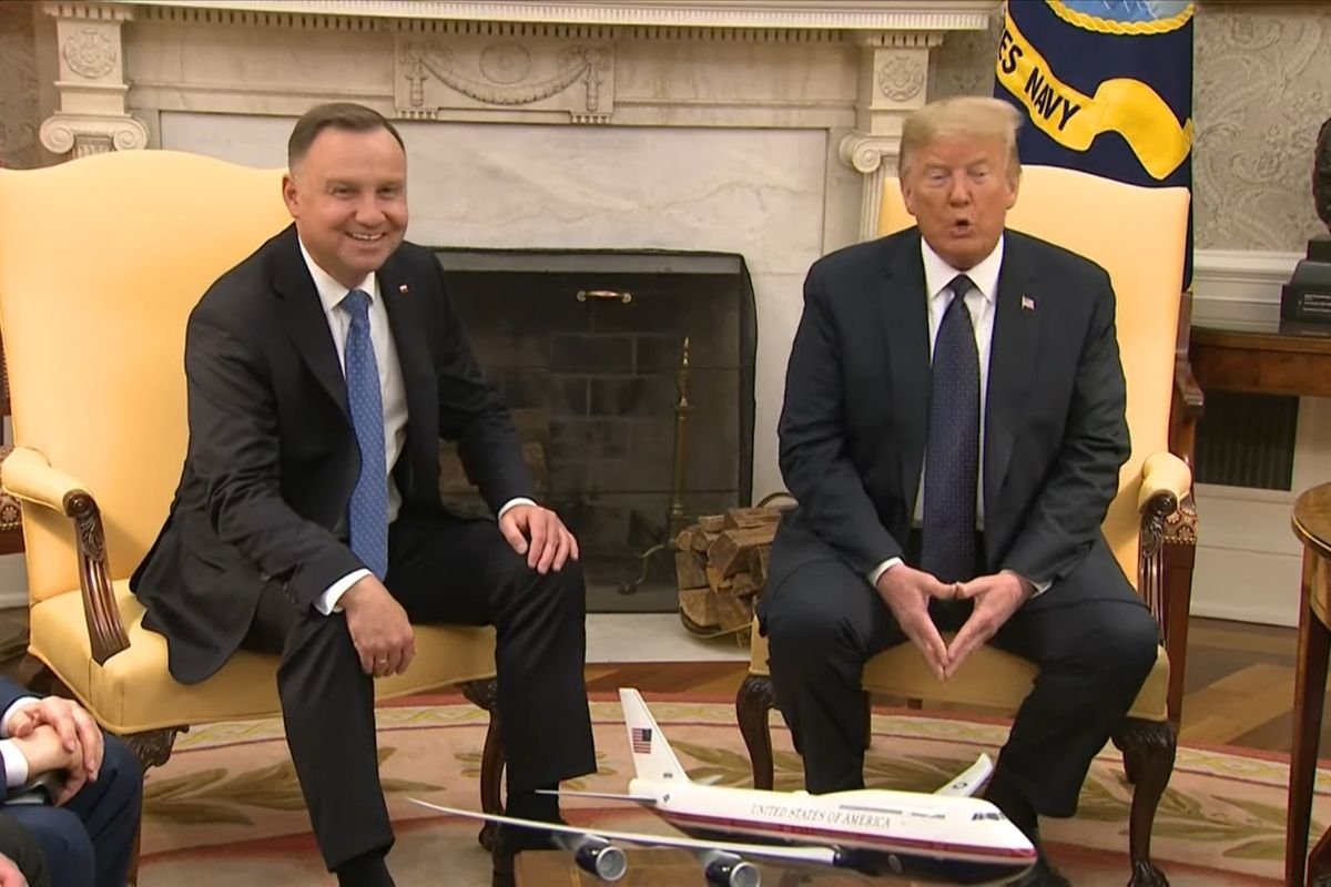 Premier Morawiecki twierdzi, że dzięki Andrzejowi Dudzie do Polski płyną z USA miliardy dolarów.