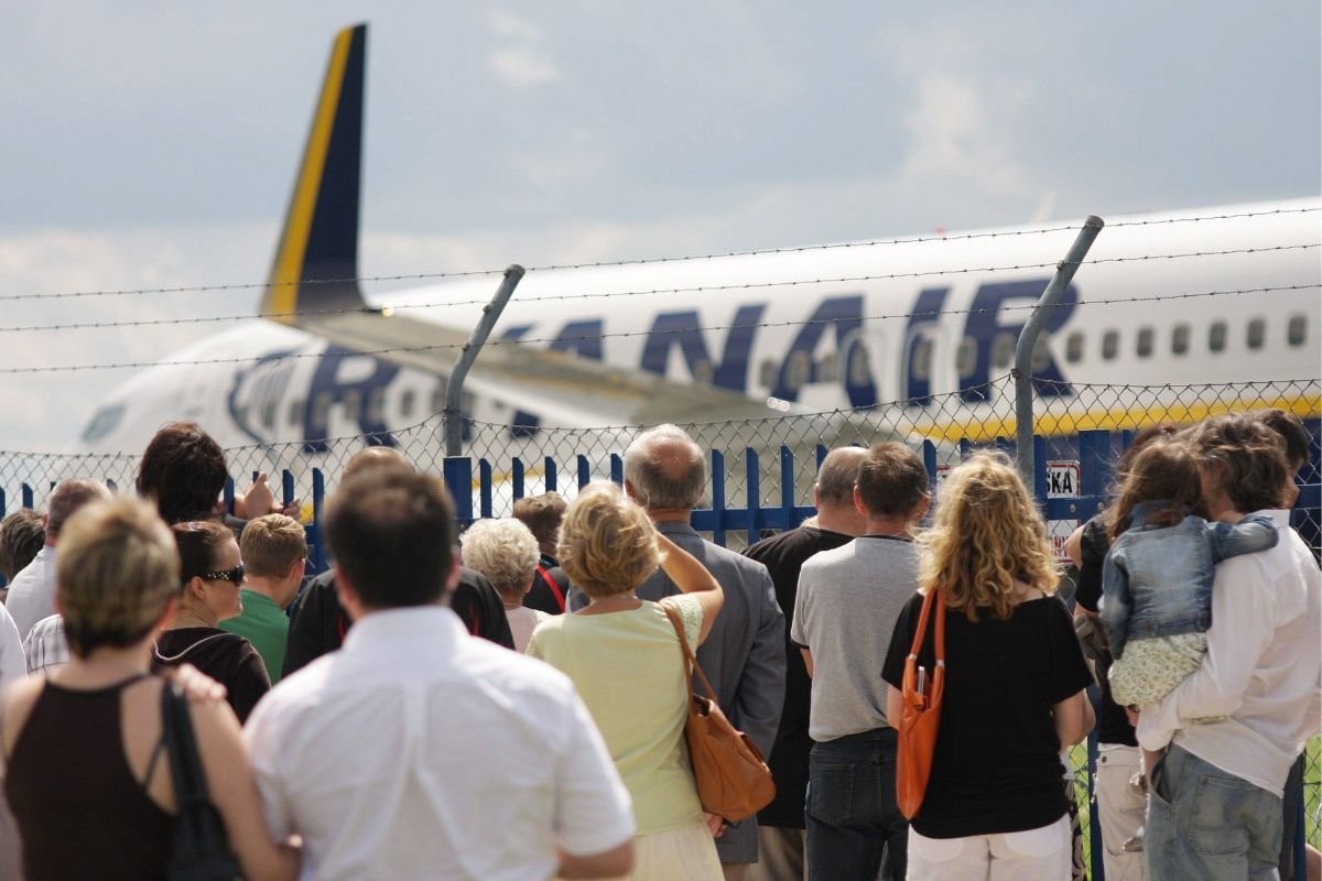 Pasażerowie lotu do Krakowa zostali uwięzieni chwilę przed wejściem do samolotu.