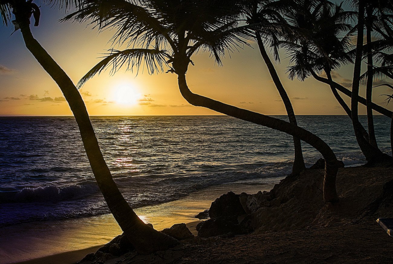 Jakie obostrzenia obowiązują w egzotycznych kurortach?