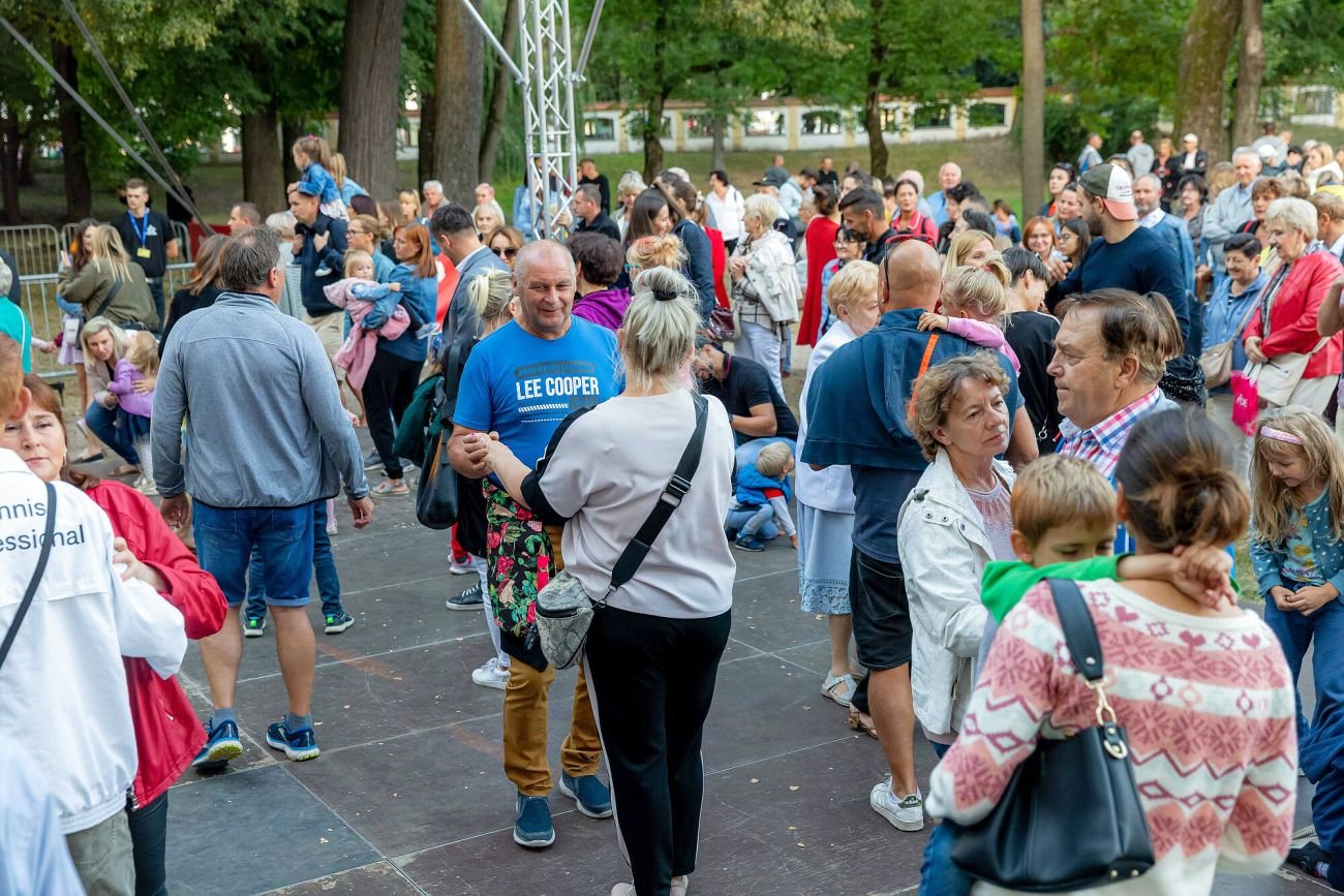 Rząd PiS zamierza dotować wiejskie potańcówki. Będzie można dostać nawet 10 tysięcy złotych na organizację imprezy.