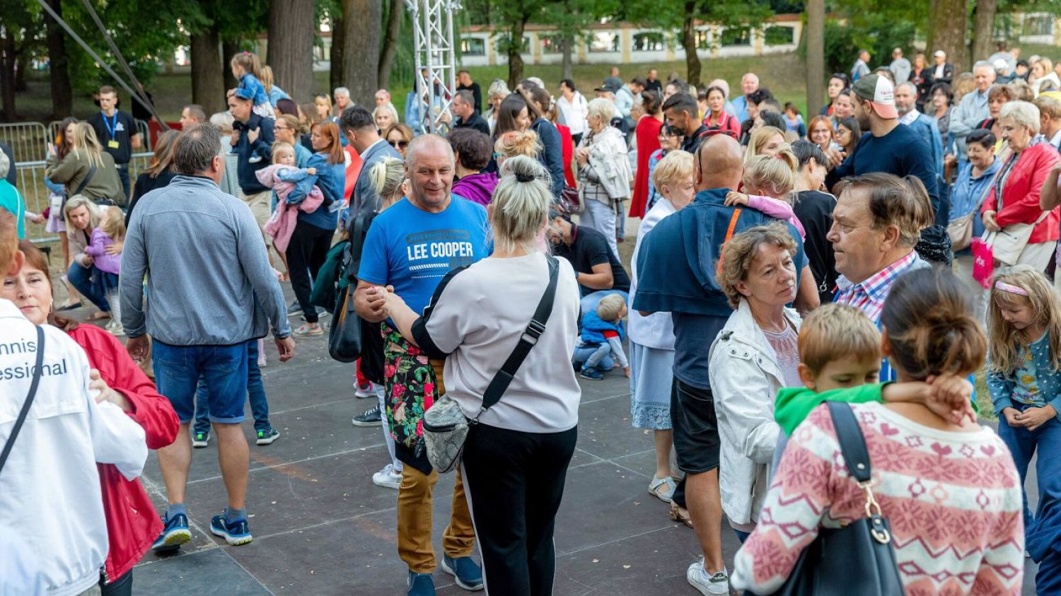 Rząd PiS zamierza dotować wiejskie potańcówki. Będzie można dostać nawet 10 tysięcy złotych na organizację imprezy.