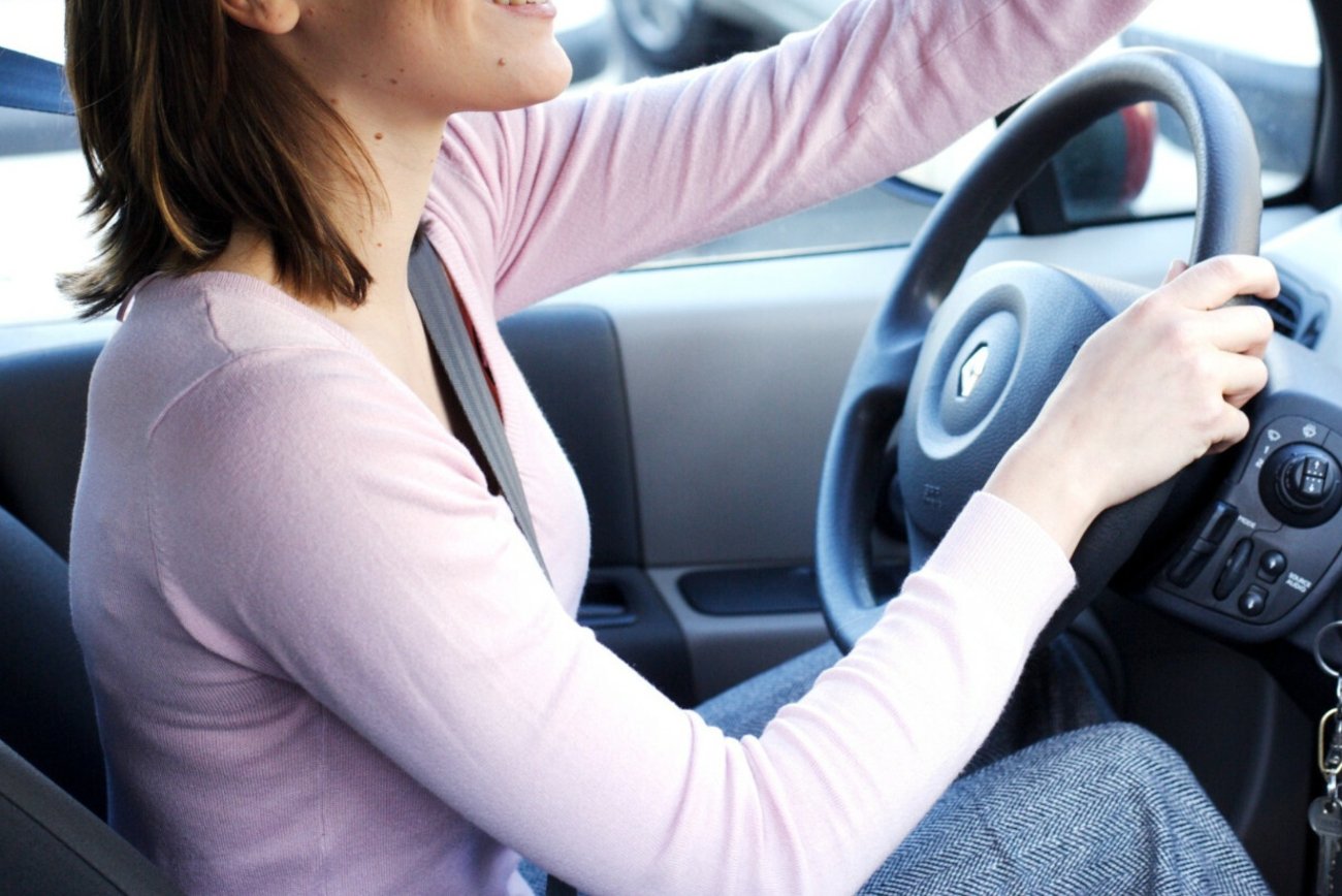 Kobieta za kierownicą samochodu