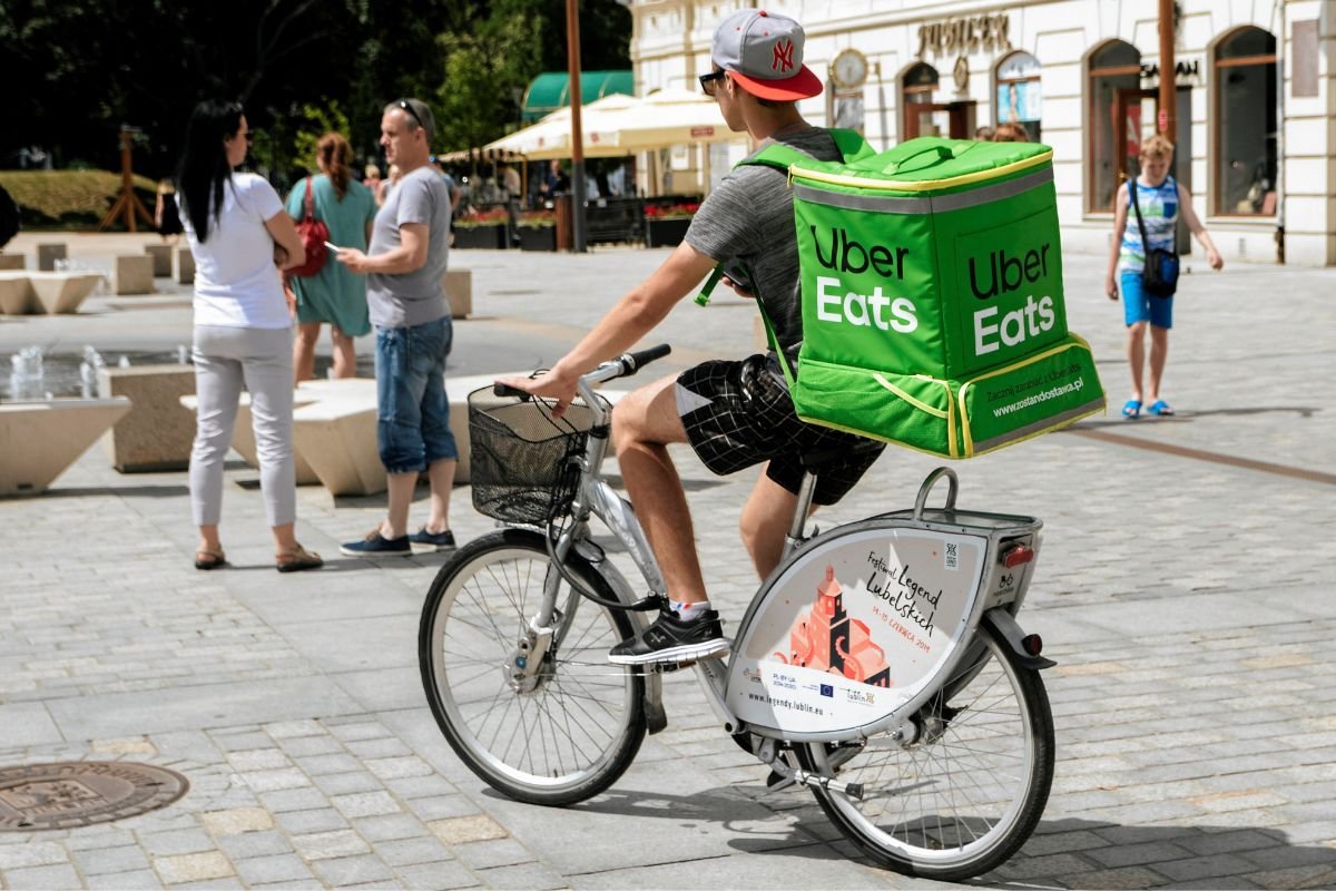 Uber Eats nie zatrudnia kurierów. Są oni tylko użytkownikami aplikacji.