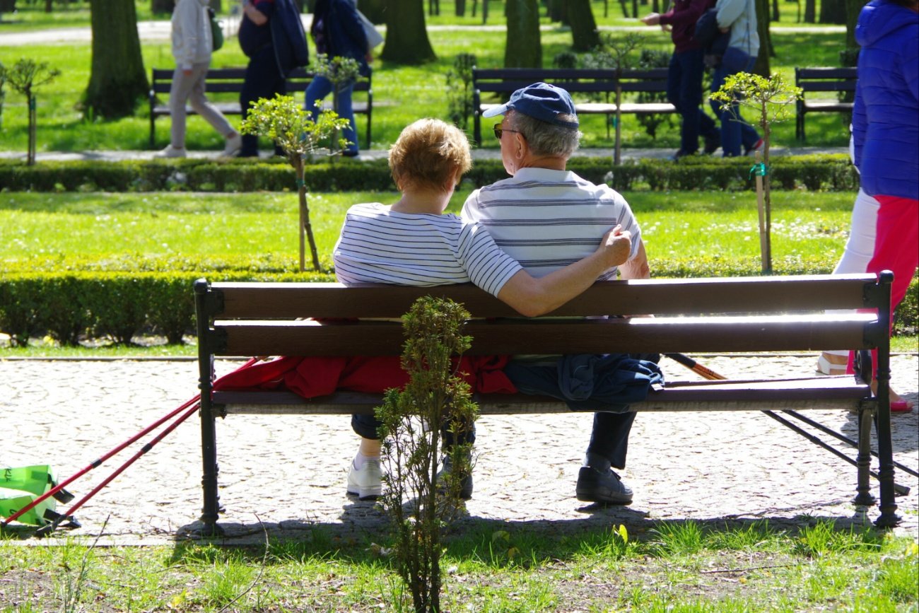 Emeryci na ławce w parku.