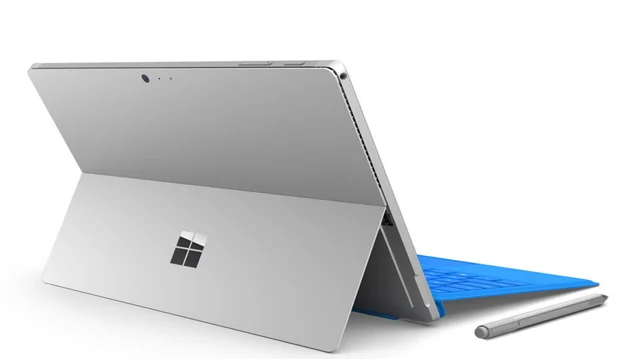 Akcelerometr, żyroskop i magnetometr - przydatne w grach tabletowych. Co więcej, Surface nadaje się do grania. Daje radę. To baaardzo duża jego zaleta, bo przyjemnie jest czasami oczyścić umysł grając np. w GTA (wersja 2005)!