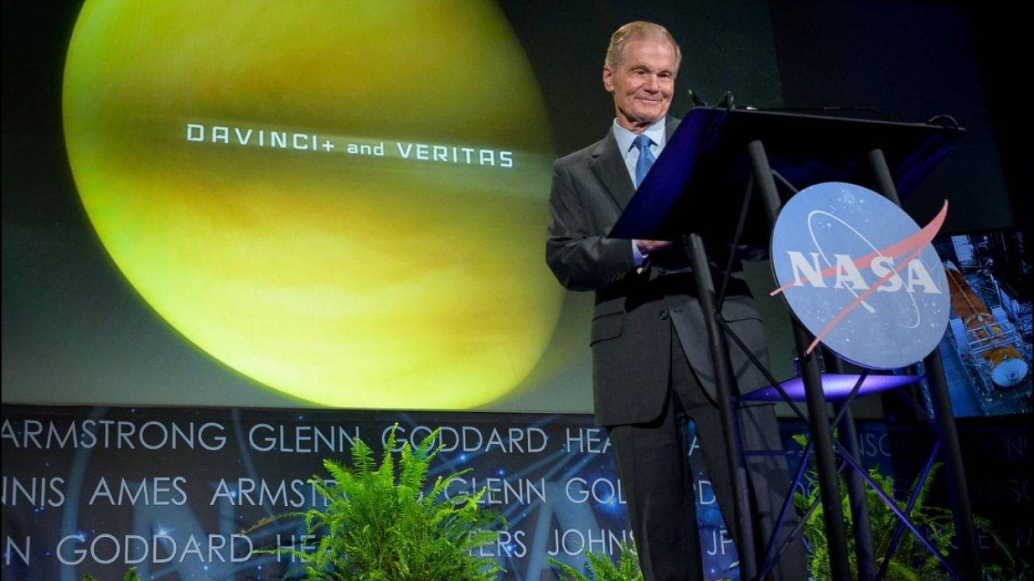 Szef NASA Bill Nelson podczas przemówienia o misjach badawczych na Wenus.
