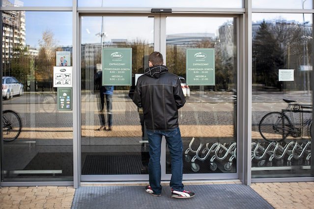 Pocałowanie klamki przez klienta to jedno. Gorzej, jeśli byli pracownicy nie otrzymali zaległych świadczeń.