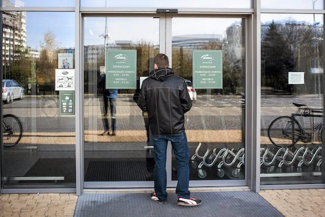 Pocałowanie klamki przez klienta to jedno. Gorzej, jeśli byli pracownicy nie otrzymali zaległych świadczeń.