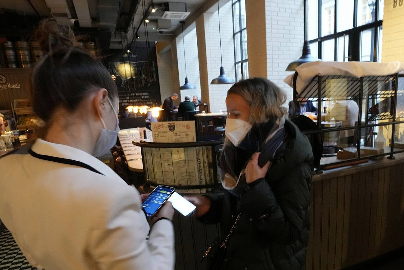 Restauracja Der Elefant - kelner sprawdza certyfikat COVID-19