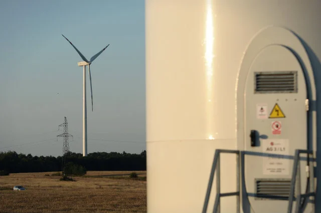Wiatr wprawia w ruch łopaty wirnika, ale prąd jest produkowany dopiero przez umieszczony za nimi generator. I tu zaczyna się rola wynalazku trójki Polaków. LGM umieszcza na generatorze mikroprocesor z opracowanym przez siebie algorytmem, dzięki któremu z 
