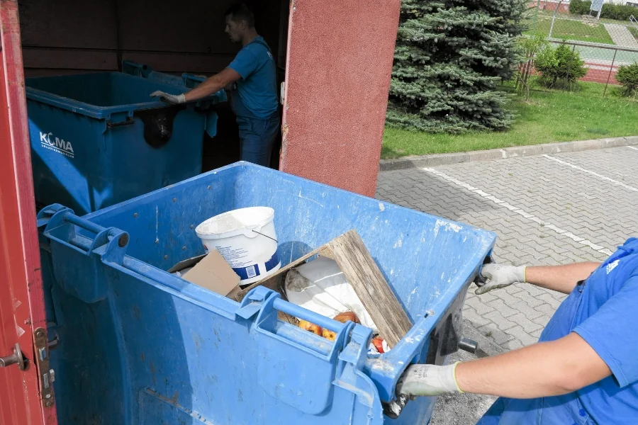 Jeżeli rząd nie wymyśli sposobu kompensowania wyższych wydatków, podskoczą m.in. ceny wywozu śmieci. Samorządy zrezygnują też przynajmniej z części inwestycji.