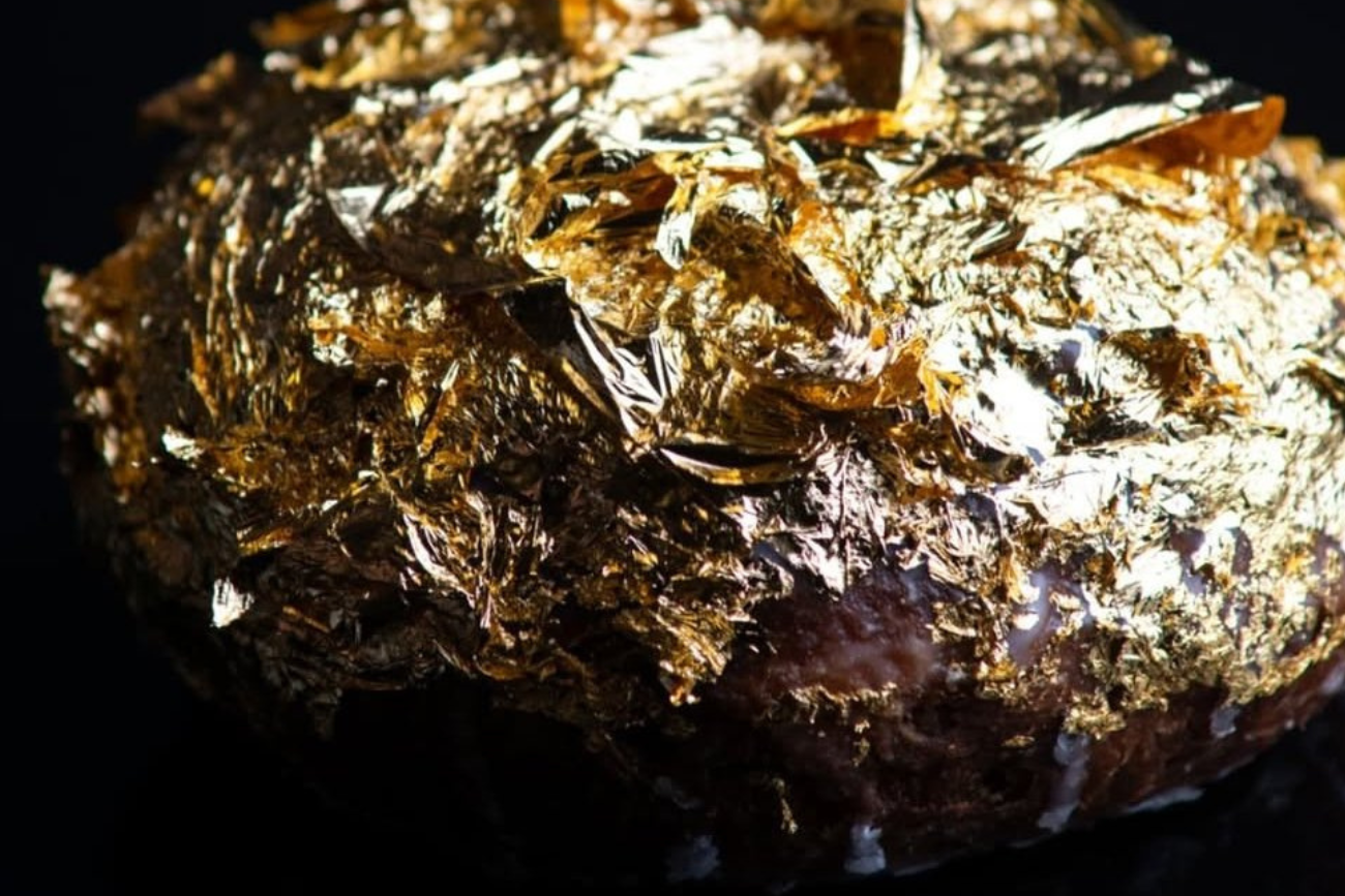 Pączek pokryty złotem.