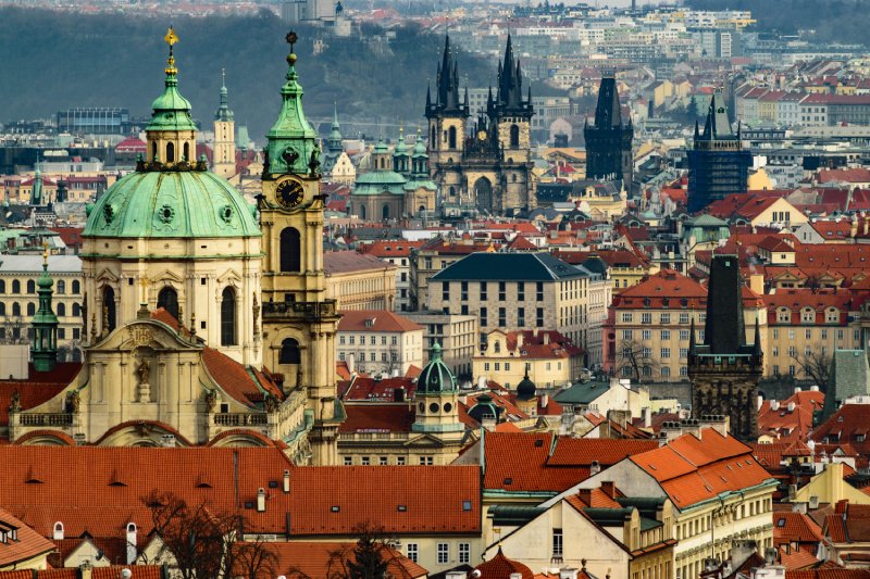 Panorama Starego Miasta w czeskiej Pradze, widok na kościoły oraz spadziste czerwone dachy.