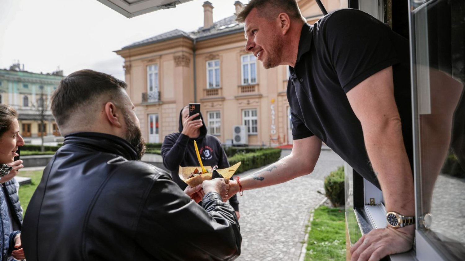 Filip Chajzer opublikował ogłoszenie o pracę. Kusi jednym ważnym benefitem Filip Chajzer w Kreuzberg Kebab