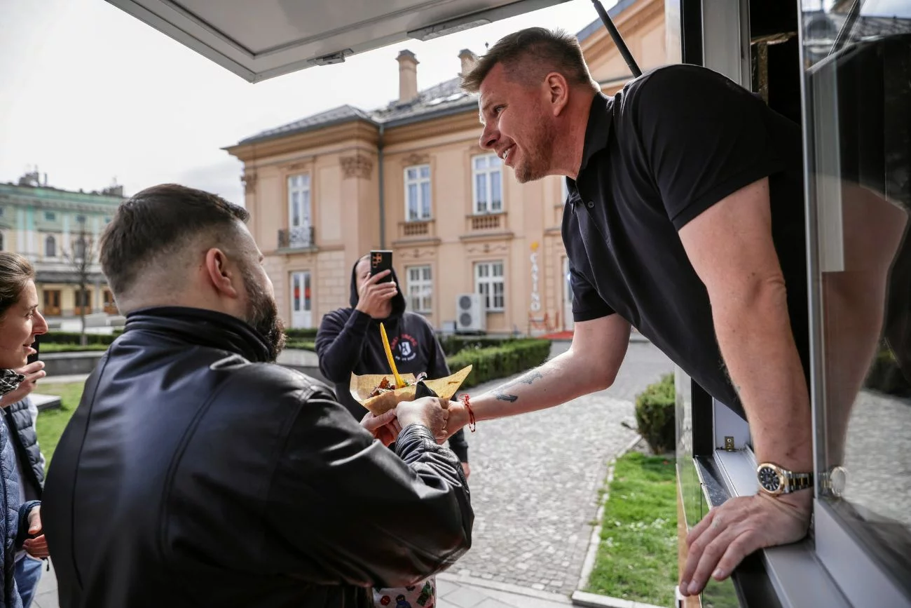 Filip Chajzer opublikował ogłoszenie o pracę. Kusi jednym ważnym benefitem Filip Chajzer w Kreuzberg Kebab