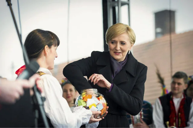 Agata Duda nie stroni od zaproszeń. Tutaj na Konkursie Lipnickich Palm i Rękodzieła Artystycznego