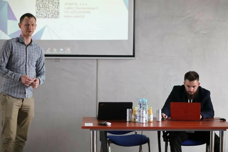 Przedstawiciele Fenige, Michał Maciąg i Damian Marzec, podczas firmowej prezentacji MoneySend.