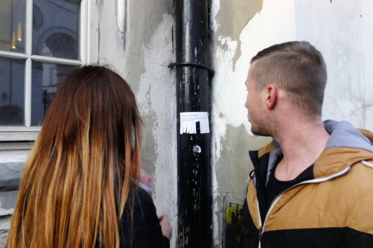 młodzi ludzie szukają mieszkania