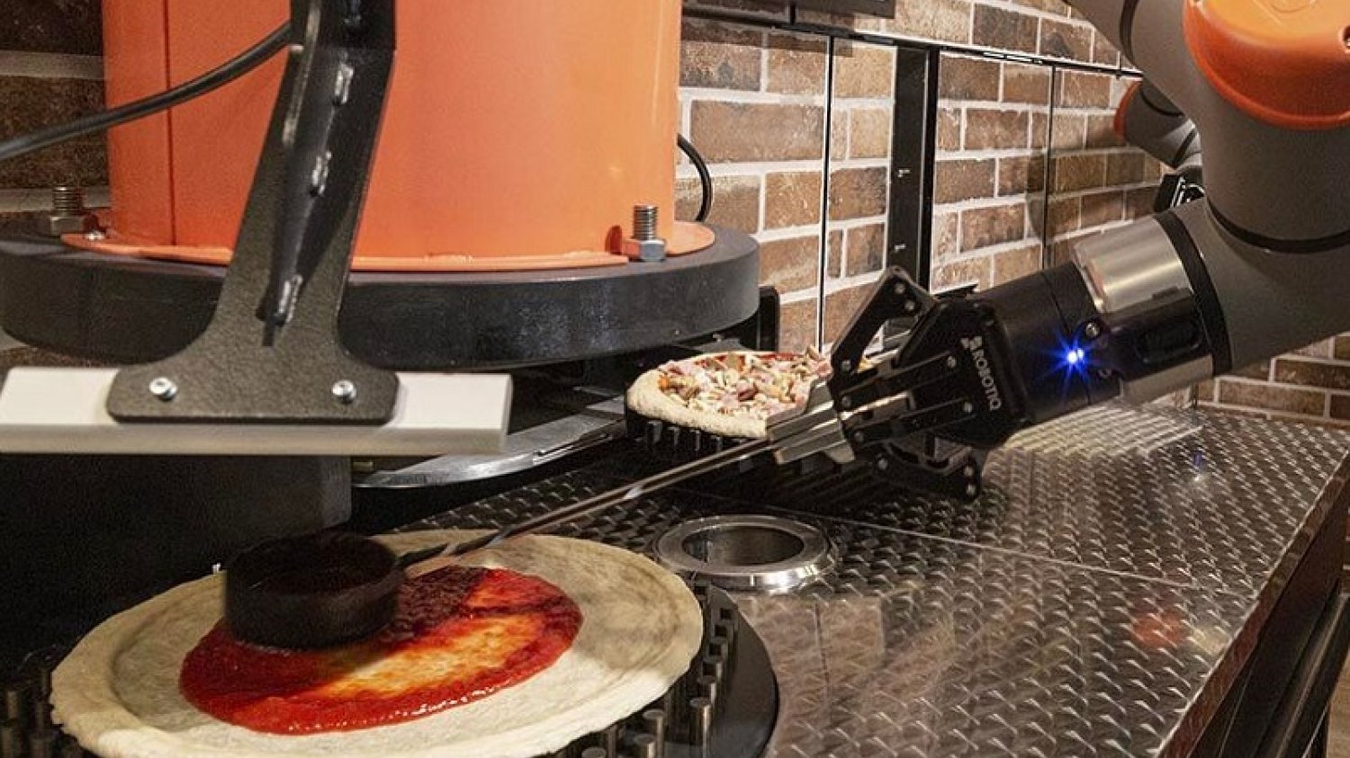 Robot przyrządzający pizzę.