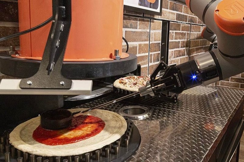 Robot przyrządzający pizzę.