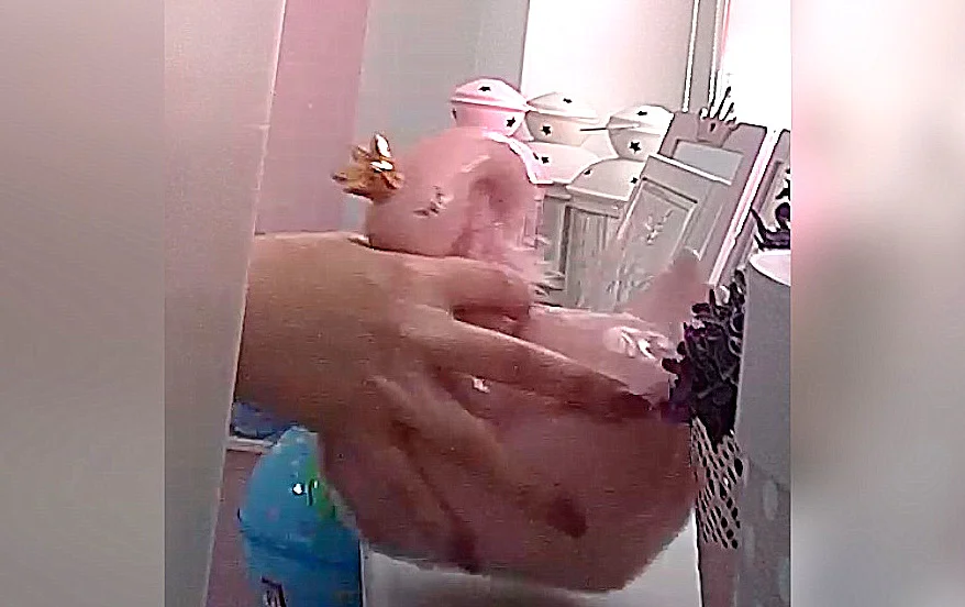 Moment kradzieży ze skarbonki dziecka uchwycony przez ukrytą kamerę.