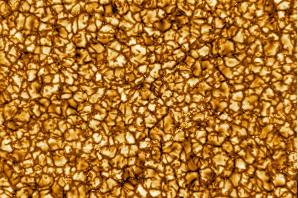 Słońce z bliska wygląda jak złoty kruszec.