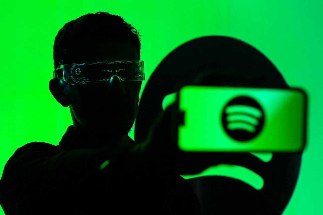 Logo Spotify na smartfonie.