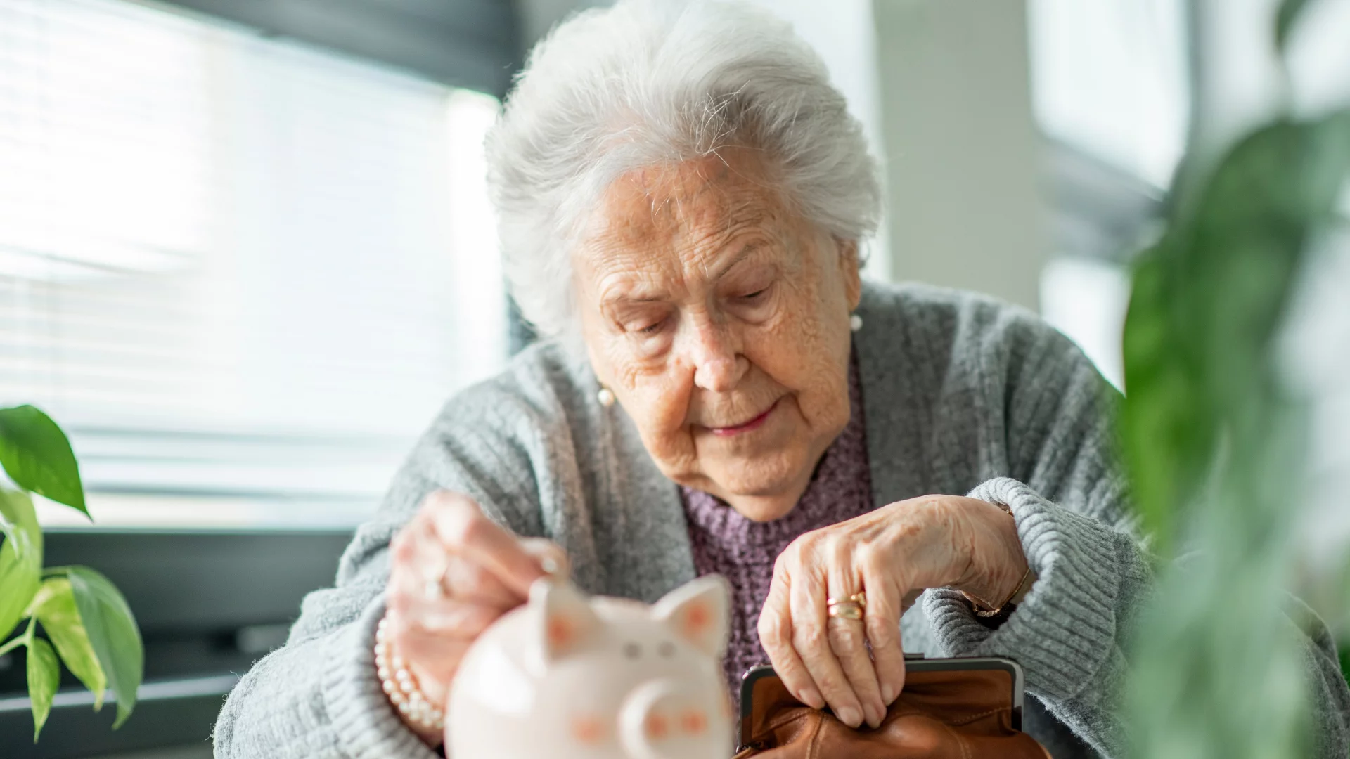 Seniorzy masowo rezygnują z 13. i 14. emerytury. Wiemy, co dostają w zamian