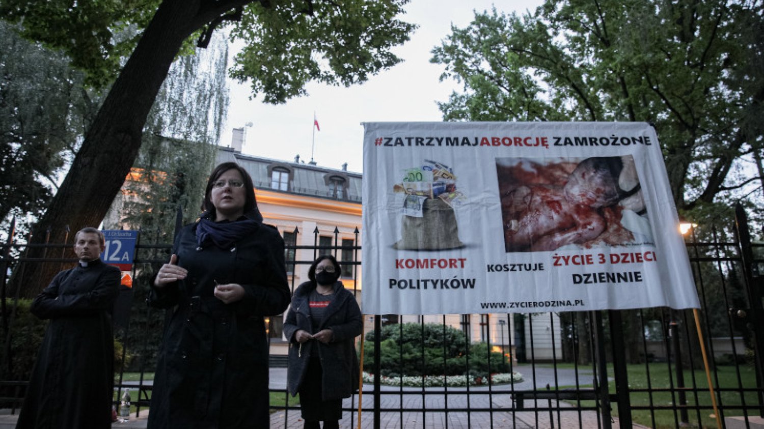 Kaja Godek z antyaborcyjnymi plakatami