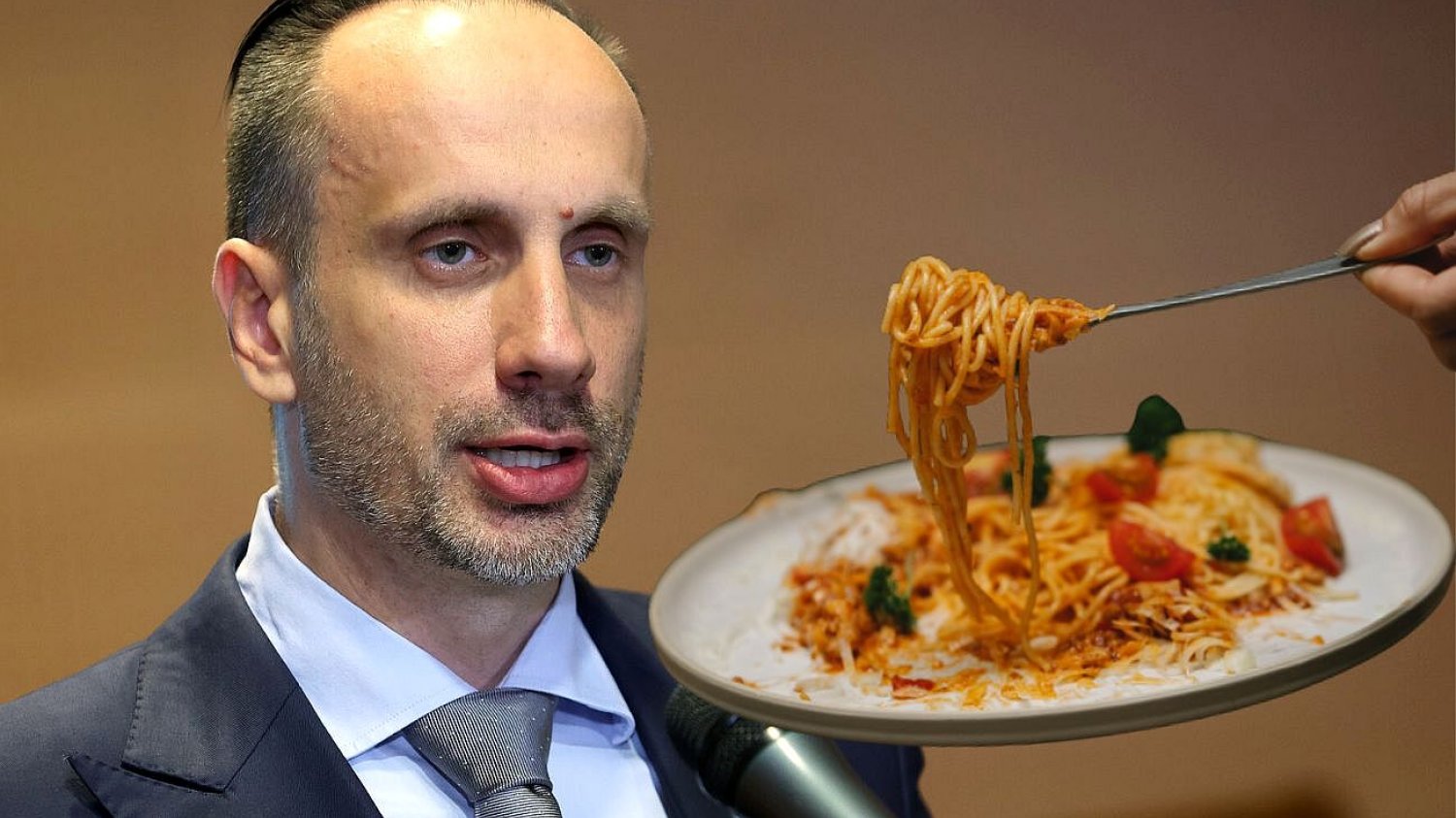 Janusz Kowalski wziął się za promowanie polskiego makaronu i próbuje udowodnić, że jest lepszy od włoskiego