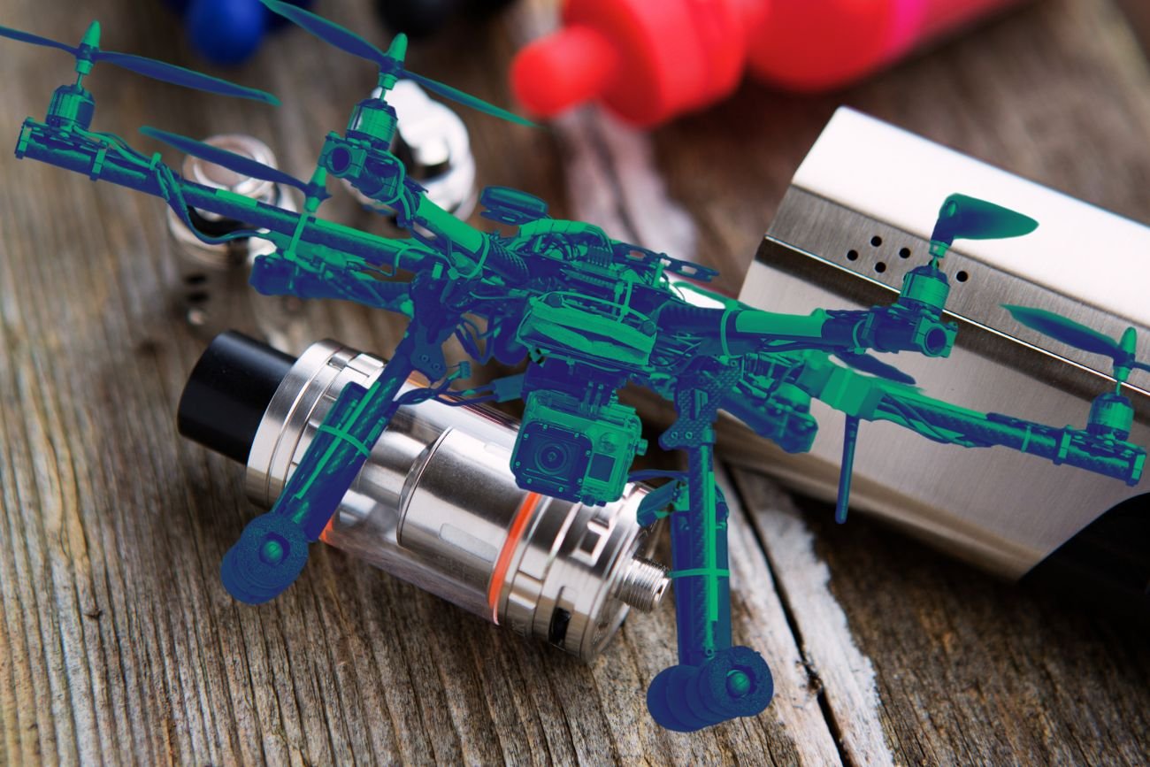 Ukraińscy ochotnicy odzyskują z e-papierosów baterie dla wojska.