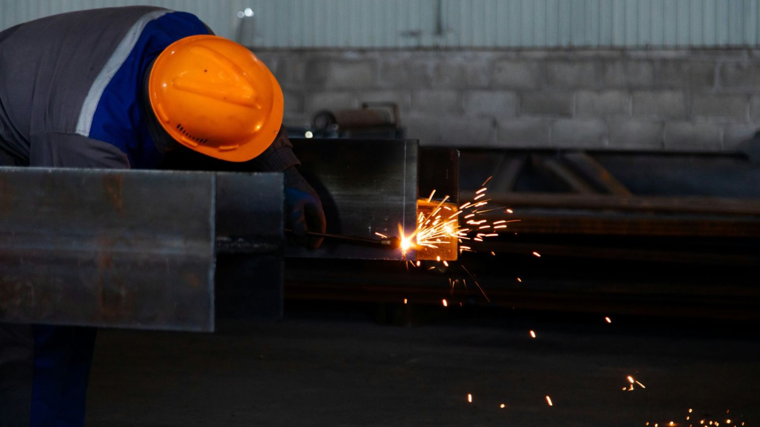 Sektor obronny ratuje polską branżę metalową. Jednak próg wejścia to prawdziwe piekło. Pracownik fabryki metalowej.