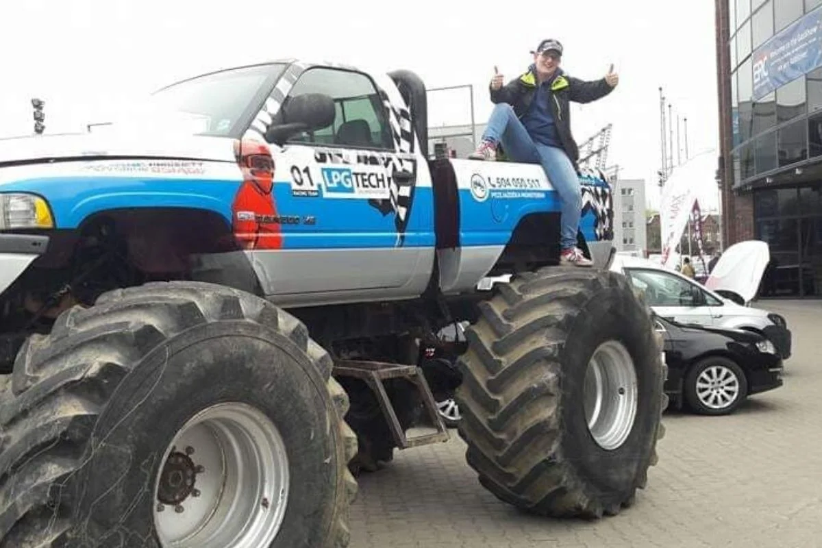Kasia na pace monstera zbudowanego na dodge'u.