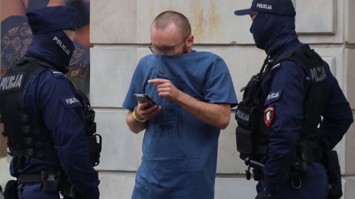 Pierwszego dnia po rozszerzeniu strefy żółtej na całą Polskę policja wystawiła ponad 1000 mandatów za brak maseczek.