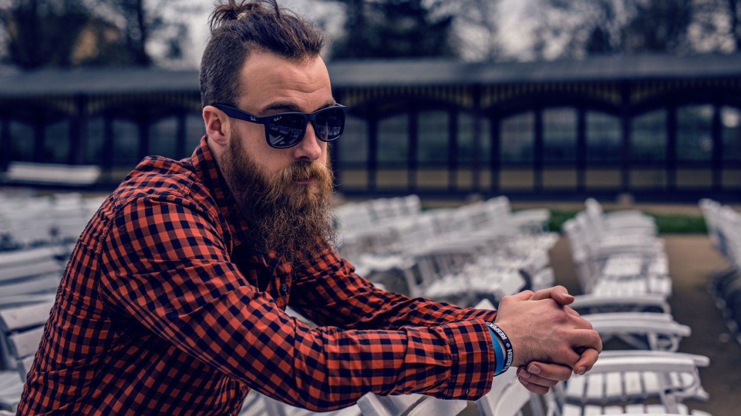 Mężczyzna typu "hipster".
