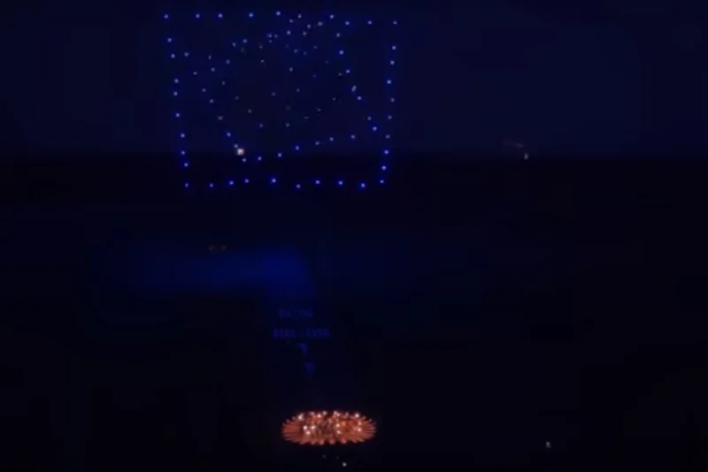 100 dronów Intela odbyło podniebny taniec zsynchronizowany z orkiestrą wykonującą V symfonię Beethovena.