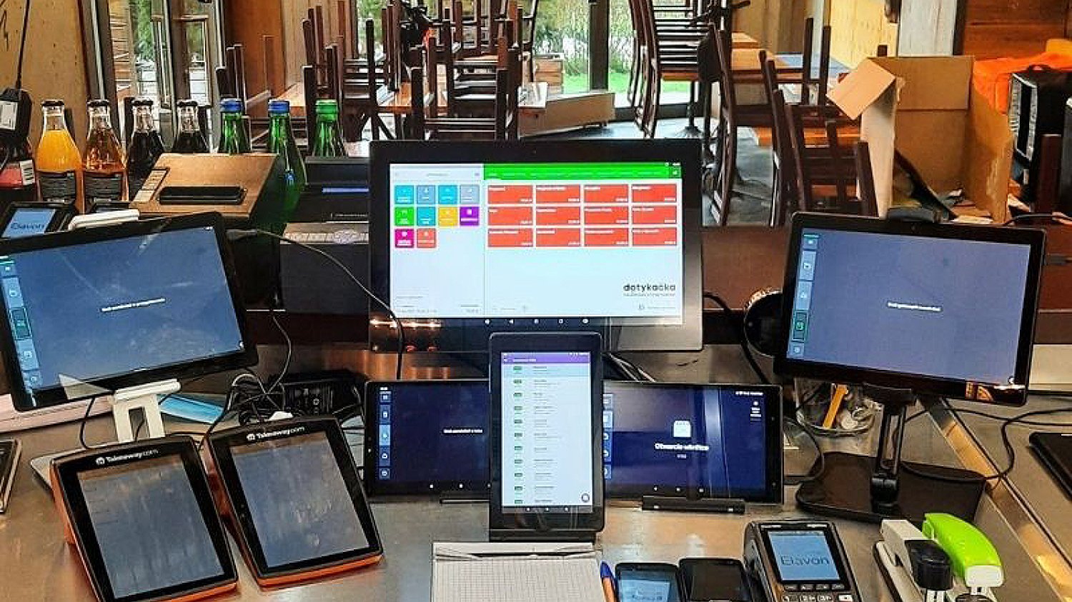 Za ladą restauracji Gorący Pies ekranów jest co niemiara. A co jeśli wszystkie zaczną pikać jednocześnie?