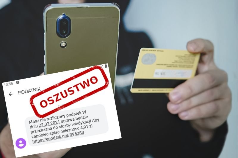 Mężczyzna trzymający telefon i kartę płatniczą