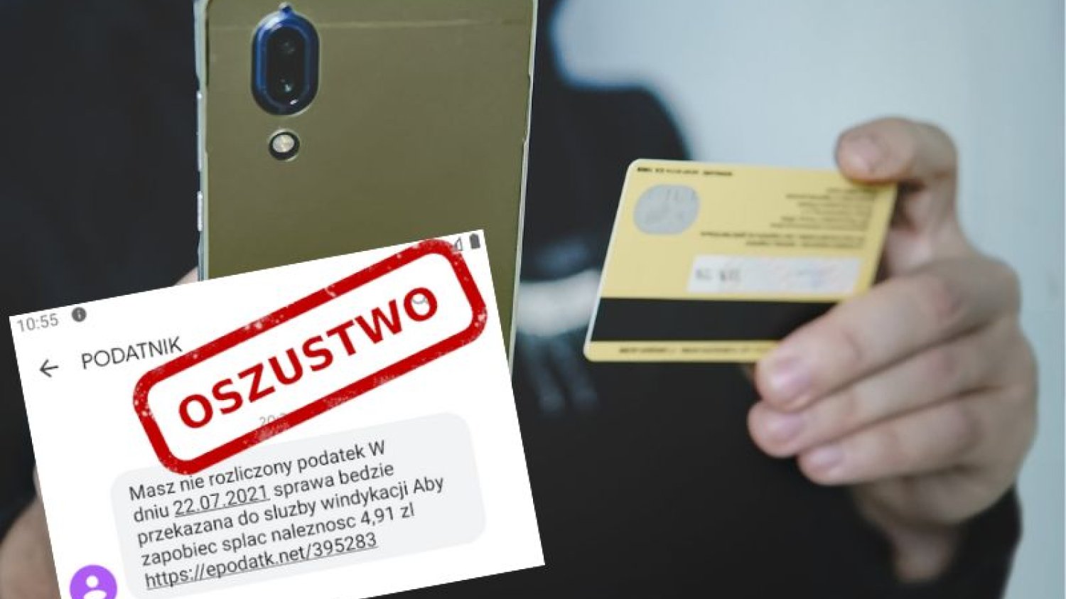 Mężczyzna trzymający telefon i kartę płatniczą